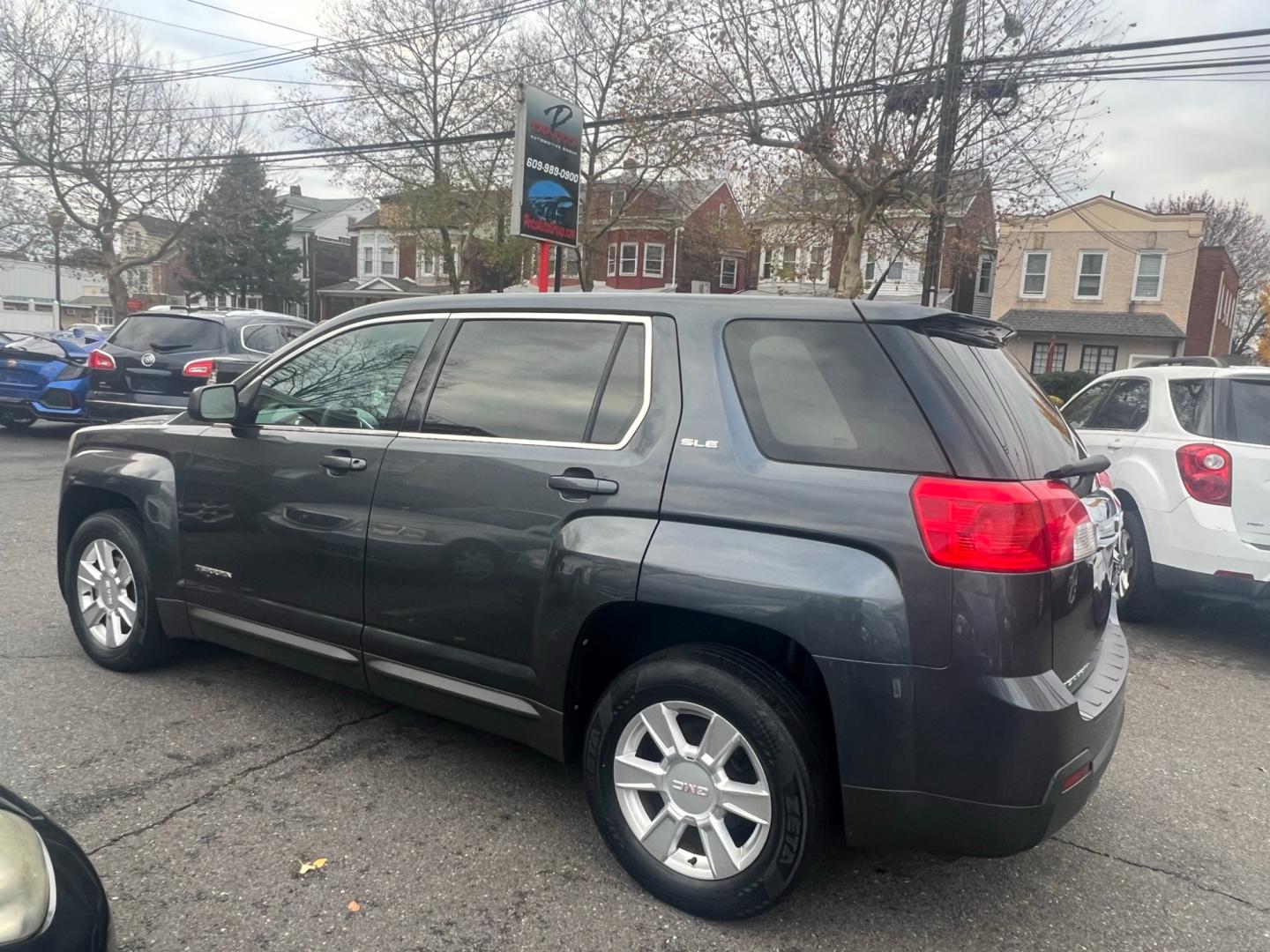 2011 charcoal /Gray GMC Terrain SLE1 FWD (2CTALMEC0B6) with an 2.4L L4 DOHC 16V engine, 6 SPEED AUTOMATIC transmission, located at 1018 Brunswick Ave, Trenton, NJ, 08638, (609) 989-0900, 40.240086, -74.748085 - Photo#4